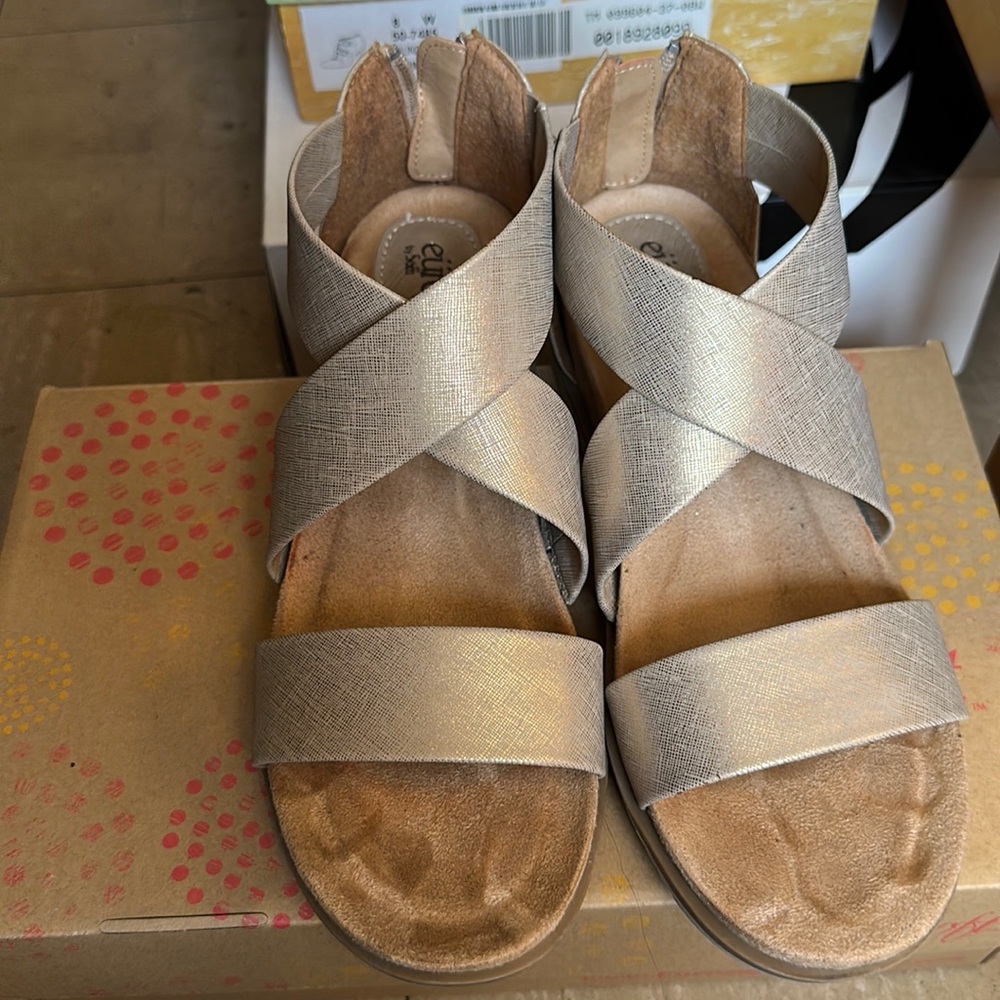 Söfft sandals in nude/gold/silver in size 8